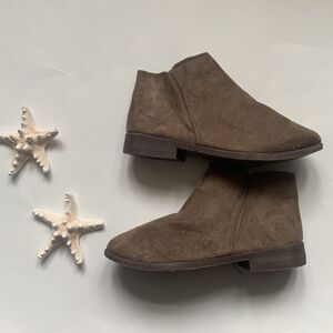 ⭐️nwt Bobbie Brooks Faux Suede Short Ankle Boots⭐️